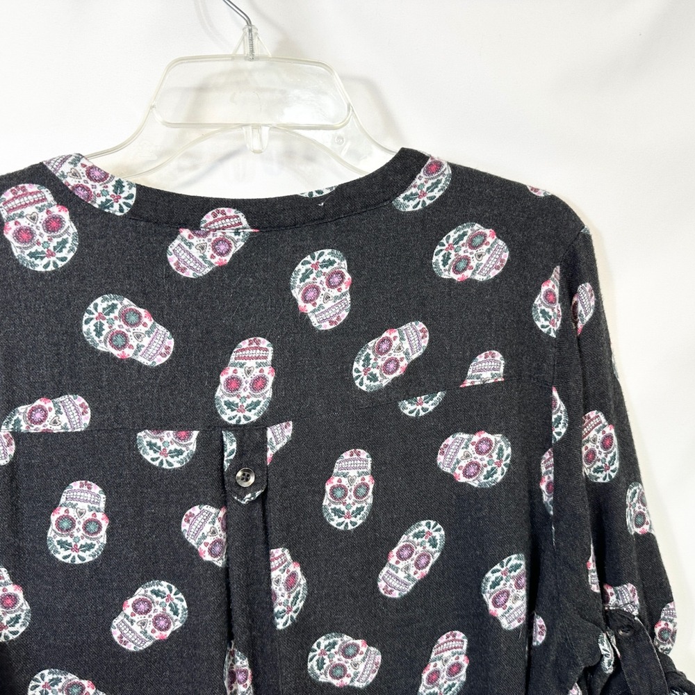 Torrid Plus Size 2X Top Harper Black Sugar Skull Roll Tab Sleeve Goth Edgy 1820 - Picture 7 of 9